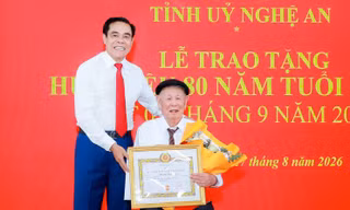 Cán bộ tiền khởi nghĩa 99 tuổi nhận huy hiệu 80 năm tuổi Đảng