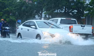 Mưa trắng trời, nhiều tuyến phố trung tâm Nghệ An ngập sâu