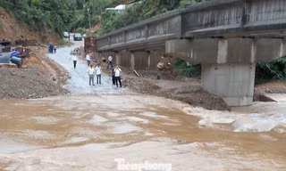 Mưa lớn nước lũ lên, hàng nghìn người dân xã miền núi bị cô lập