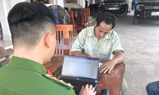 Đối tượng đâm chết em trai ra đầu thú sau 1 tháng trốn trong rừng