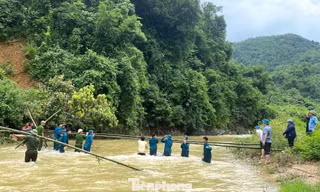 Sạt lở núi ở Nghệ An: Mở đường tạm tiếp cận hơn 1.000 người dân 
