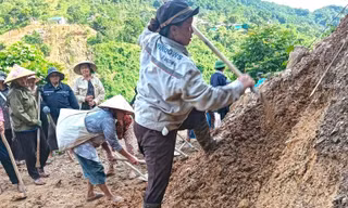 Xuyên lễ mở lại đường bị sạt lở để học sinh kịp đến trường