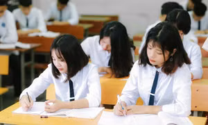 Học sinh cao 1,8 m, vẫn ngồi chiếc bàn 'nhỏ xíu' ở trường