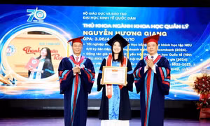 Bất ngờ với những kỉ lục tại lễ tốt nghiệp của sinh viên Đại học Kinh tế Quốc dân 