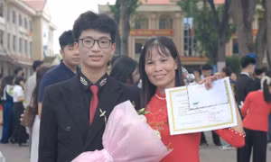 Em Nguyễn Khắc Thành và người thân.