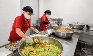 Bữa ăn bán trú ở Hà Nội: Đủ hồ sơ, liệu có đủ năng lực?