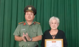 Tặng giấy khen cho cụ bà trả lại ví tiền 73 triệu đồng