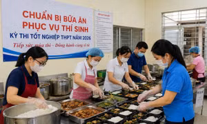 Thầy cô Hà Nội nấu cơm miễn phí cho thí sinh thi tốt nghiệp THPT