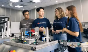 Phòng Lab của Đại học VinUni không thua kém bất cứ đại học nào nổi tiếng trên thế giới. Ảnh: NTCC