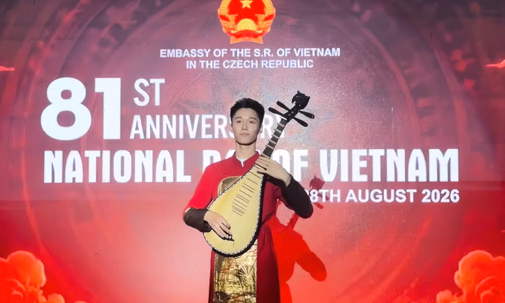 Nguyễn Dương Thái biểu diễn tại Lễ kỷ niệm 81 năm Quốc khánh nước CHXHCN Việt Nam tại Cộng hòa Séc.