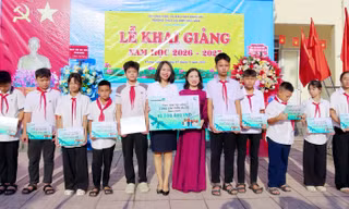 Vietcombank triển khai trao 7.350 suất học bổng 'Cùng em tiến bước' nhân dịp năm học mới