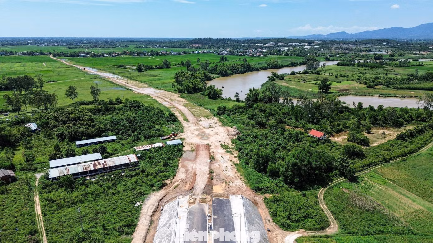 Đối với cầu Quảng Đà, Trung tâm Phát triển quỹ đất, UBND phường Điện Bàn Bắc cùng Ban Quản lý dự án phải tập trung tháo gỡ vướng mắc, hoàn thành dứt điểm công tác giải phóng mặt bằng đất ở; đồng thời đẩy nhanh thi công đoạn từ cầu đến đường ĐH12, bảo đảm thông tuyến đồng bộ vào ngày 31/12.