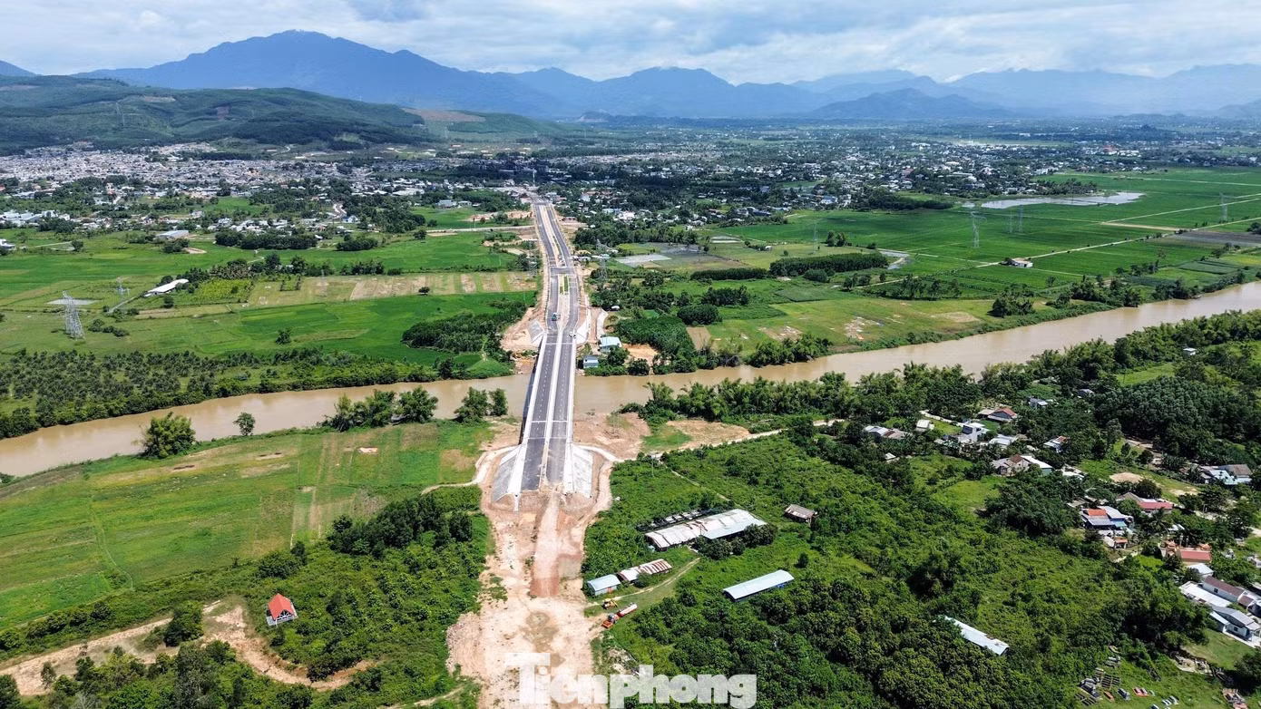Ngoài cầu Quảng Đà, thành phố cũng yêu cầu các đơn vị liên quan đẩy nhanh tiến độ các công trình còn vướng mắc về đường dẫn và kết nối giao thông. Trong đó, cầu Văn Ly, cầu Tây An 1 và cầu Tây An 2 phải hoàn thành trước ngày 31/12/2026; cầu Tây Giang hoàn thành trước ngày 29/3/2027.