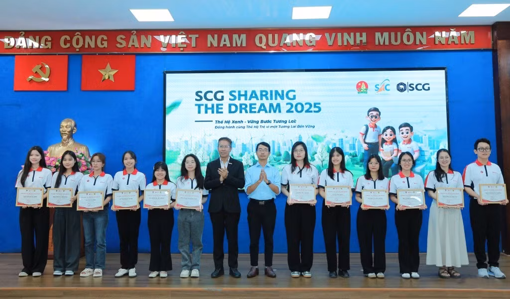 sinh-vien-nhan-hoc-bong-tai-chuong-trinh.jpg