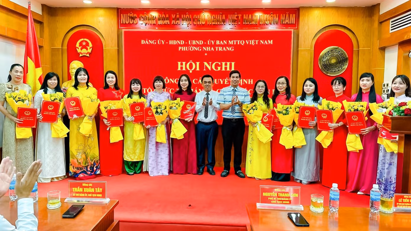 Lãnh đạo UBND phường Nha Trang trao quyết định bổ nhiệm Hiệu trưởng và các Phó Hiệu trưởng Trường Mầm non Nha Trang. Ảnh: UBND phường Nha Trang.