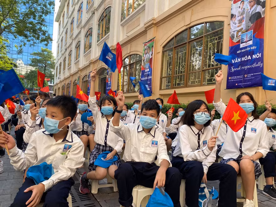 Nhiều học sinh chưa có sách giáo khoa, đồng phục cho năm học mới.