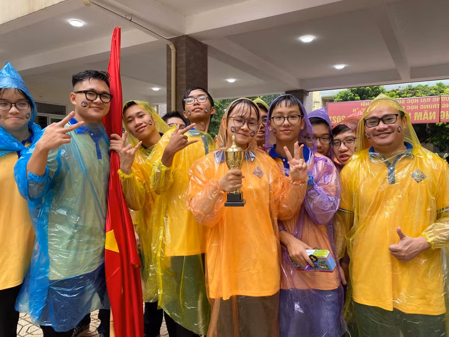 Thầy trò lớp 12 Toán 1, rường THPT Chuyên đại học Sư phạm Hà Nội mang cup đến cổ vũ cho thí sinh tại điểm cầu.