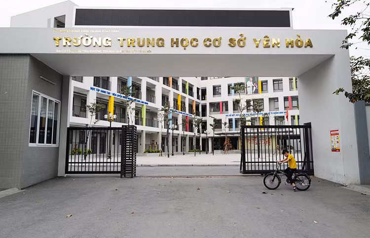 Hai mẹ con đến điểm thi muộn: Con khóc nức nở, mẹ đứng nhìn vô vọng