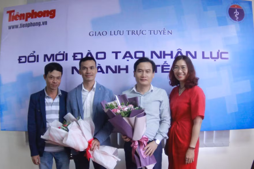 Đại diện Báo Tiền Phong tặng hoa các khách mời tham gia buổi giao lưu trực tuyến. Ảnh: Duy Phạm