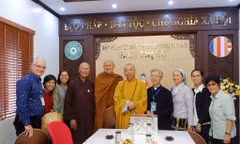 Phái đoàn liên tôn các tôn giáo làm việc tại Chùa Thành. Ảnh: Duy Chiến 