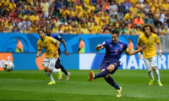 Van Persie ghi bàn mở tỷ số cho Hà Lan trên chấm 11m.