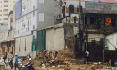 Tuyến đường Nguyễn Văn Huyên vừa mở đã xuất hiện công trình “siêu mỏng, siêu nhỏ”. Ảnh chụp chiều 13/5