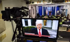 Tổng thống Trump chưa hết nhiệm kỳ, Twitter đã ra tay xóa bài đăng, khóa tài khoản của ông