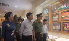 Đại tướng Tô Lâm và ông Bùi Văn Hải, Bí thư Tỉnh ủy Bắc Giang dâng hương tại Khu lưu niệm Sáu điều Bác Hồ dạy Công an nhân dân