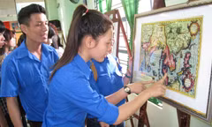 Sinh viên tại triển lãm