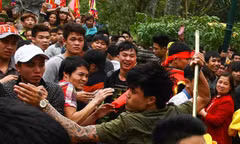 Thanh niên ẩu đả trong lễ hội đền Gióng, Sóc Sơn, Hà Nội. Ảnh: Chí Toàn.