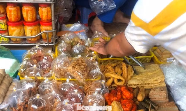 Đồ chay 'ba không' tràn chợ