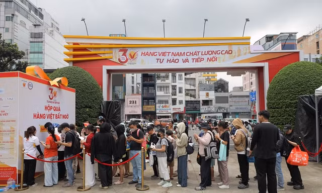 Cuối tuần, người dân TPHCM rộn ràng săn hàng Việt