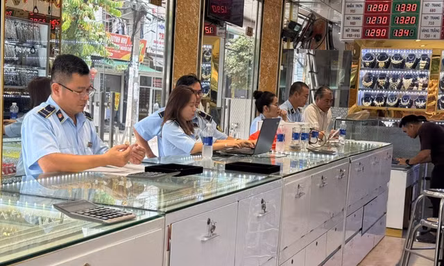 Kiểm tra công ty kinh doanh trang sức phát hiện nhiều hàng nhái 