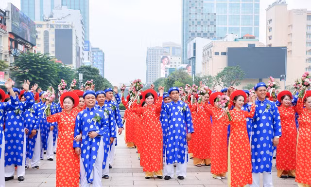 Ngày hạnh phúc của các đôi vợ chồng công nhân ở TPHCM