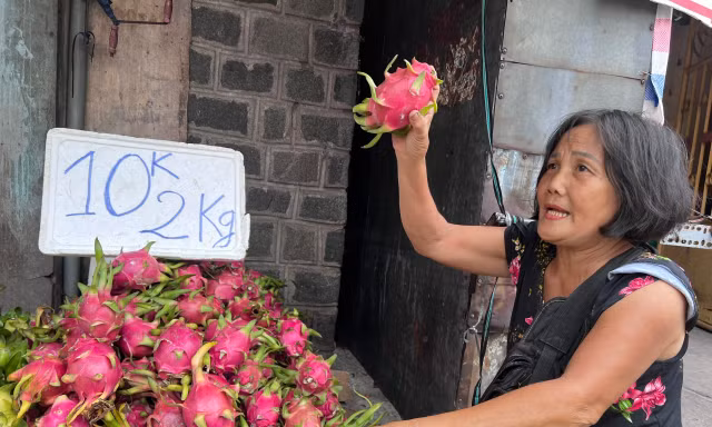 Thanh long ‘đỏ đường’ TPHCM, hạ giá chỉ 5.000 đồng/kg