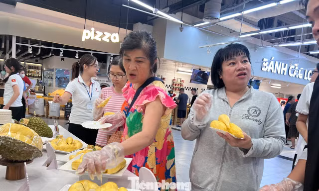 TPHCM có buffet sầu riêng ngon quên lối về, khách ăn 'thả ga' 