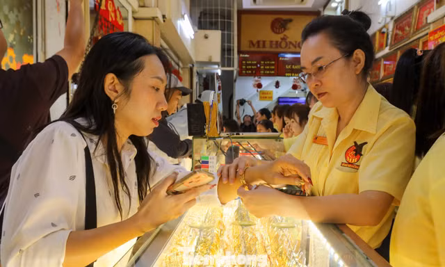 Lý do nhiều người dồn tiền mua vàng trang sức 