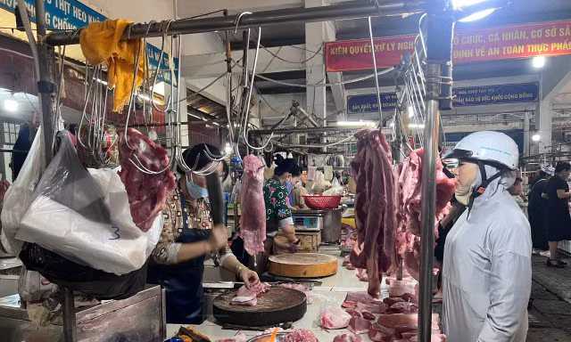 Nghịch lý thịt heo: Giá đến tay bà nội trợ cao gấp 4 lần khi xuất chuồng