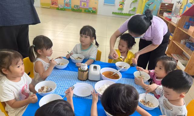 Học sinh bán trú ăn trưa tại trường Mầm non Phú Mỹ