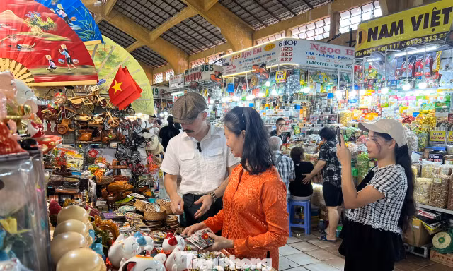Chợ truyền thống TPHCM 'thay áo' hút khách du lịch