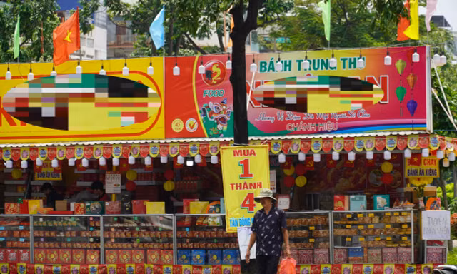 Bánh Trung thu đại hạ giá kiểu 'lạ hoắc'