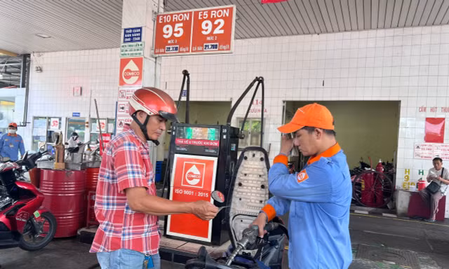 Đỏ mắt tìm xăng E5 giữa trung tâm TPHCM