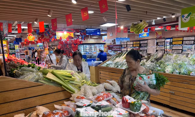 Hàng hóa dồi dào, giá mềm chờ 'thượng đế' mua sắm