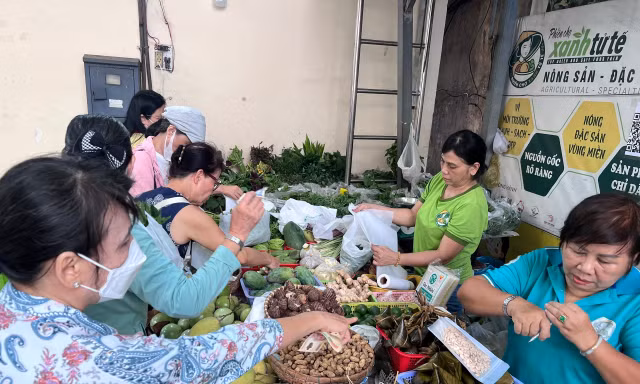 ‘Săn’ thực phẩm ngon, giá mềm ăn lễ