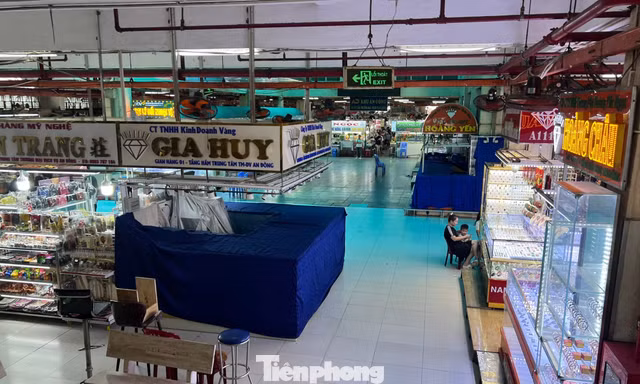 Ngỡ ngàng loạt tiệm vàng, kim cương ‘trùm mền’ giữa chợ