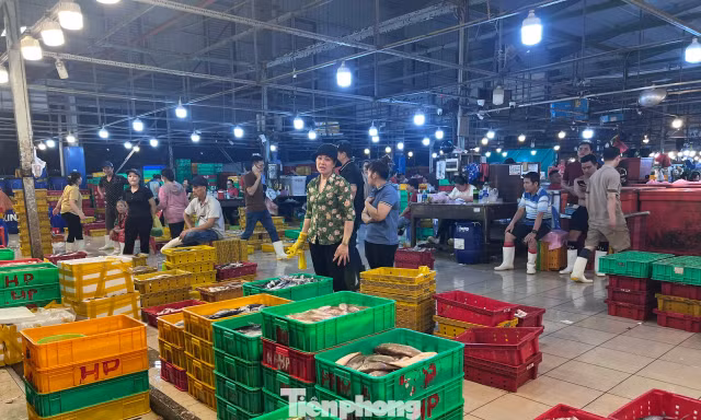 Ngoài tìm cách ổn định giá thịt heo cận Tết, chợ đầu mối còn tăng cường kiểm soát về an toàn thực phẩm