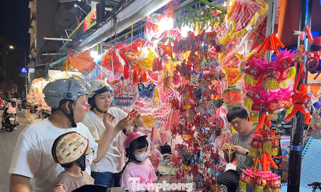 TPHCM: Lồng đèn mini giá mềm 'cháy' hàng mùa Trung thu