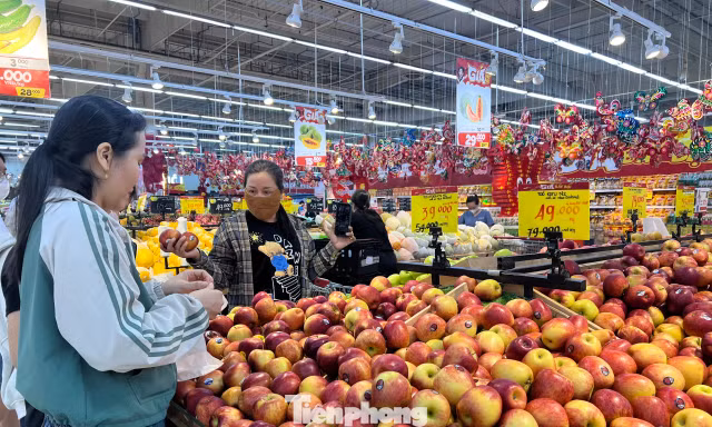 Thịt lợn, trái cây Việt lép vế trên 'sân nhà'