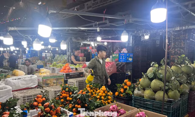 Lý do giá trái cây mùa hè ở TPHCM... rẻ 'sập sàn'