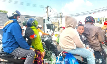 Ngày cuối nghỉ Tết, đường đến thủ phủ công nghiệp đông nghẹt